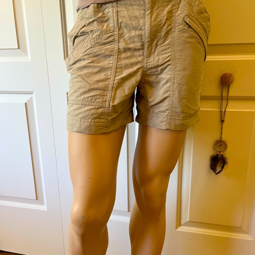 Royal Robbins Hiking and Travel Shorts lots of pockets Size 4